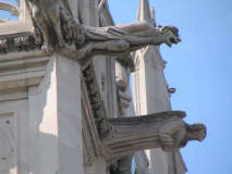 33-queen_-gargoyles